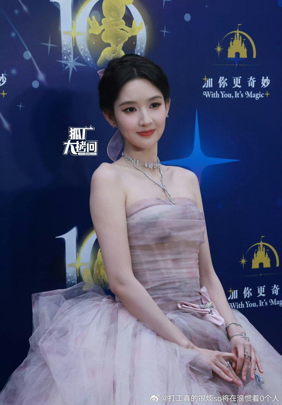 不知道是不是修了鼻子好像真没早期大得厉害了 