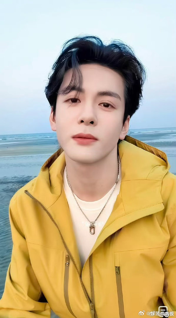曾舜晞在海边i人属性大爆发曾舜晞在海边直播时，i人属性大爆发，却意外营造出超暖的