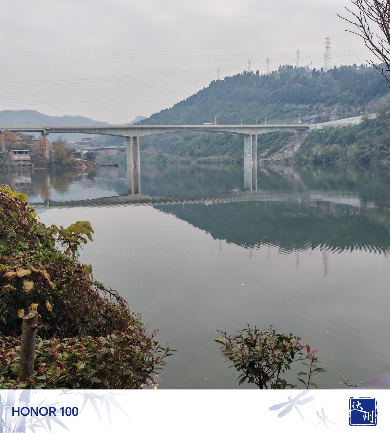 静谧湖面倒映着桥影，岁月静好，达州之美。