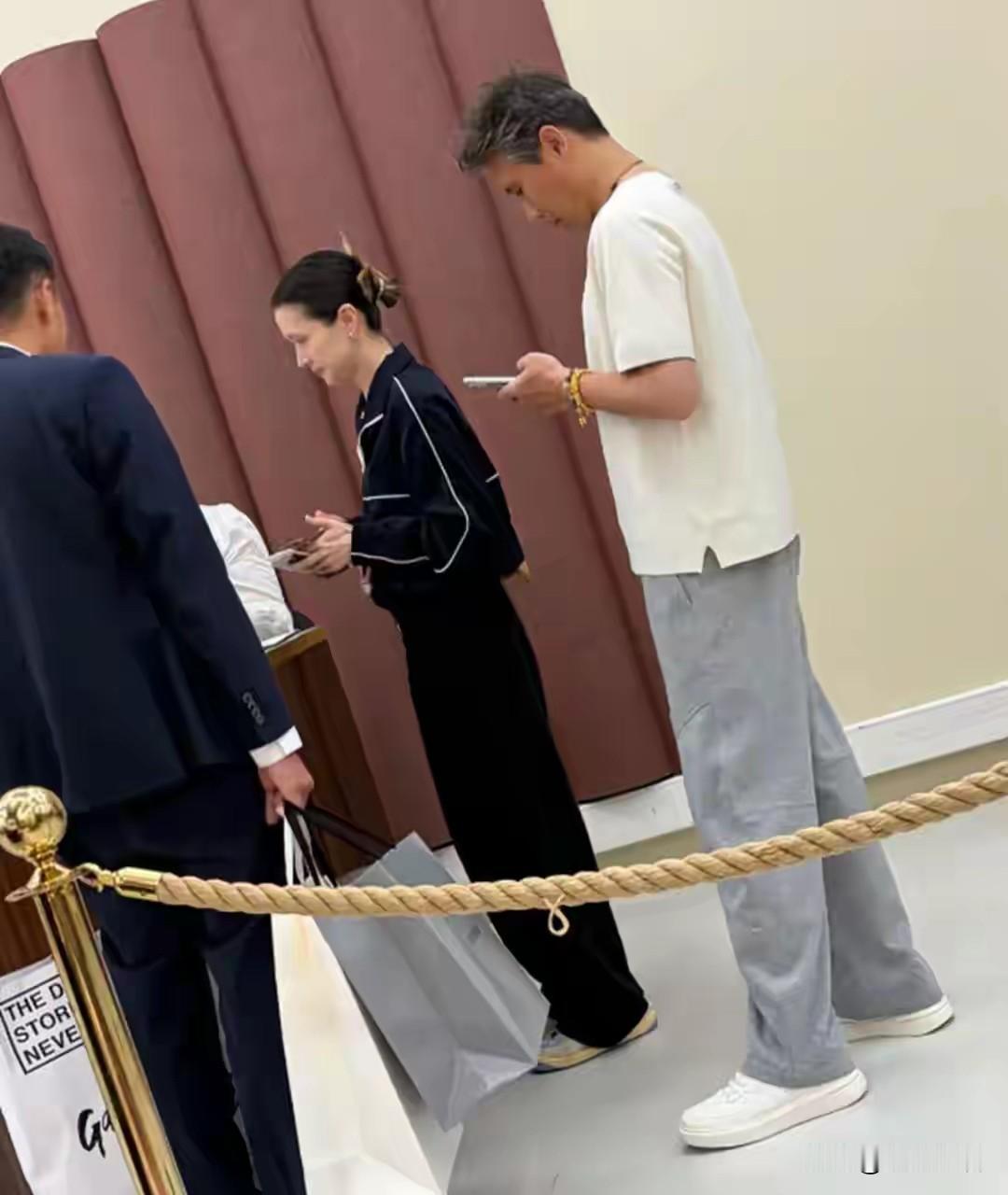 李乃文和妻子一起逛街购物，甜甜蜜蜜。

妻子杨婷是中央戏剧学院导演系毕业，知名话