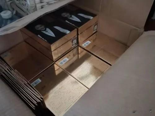 恶人自有天收！河南南阳，51岁大妈未经许可，到超市院内捡拾纸箱，超市门卫发现后予