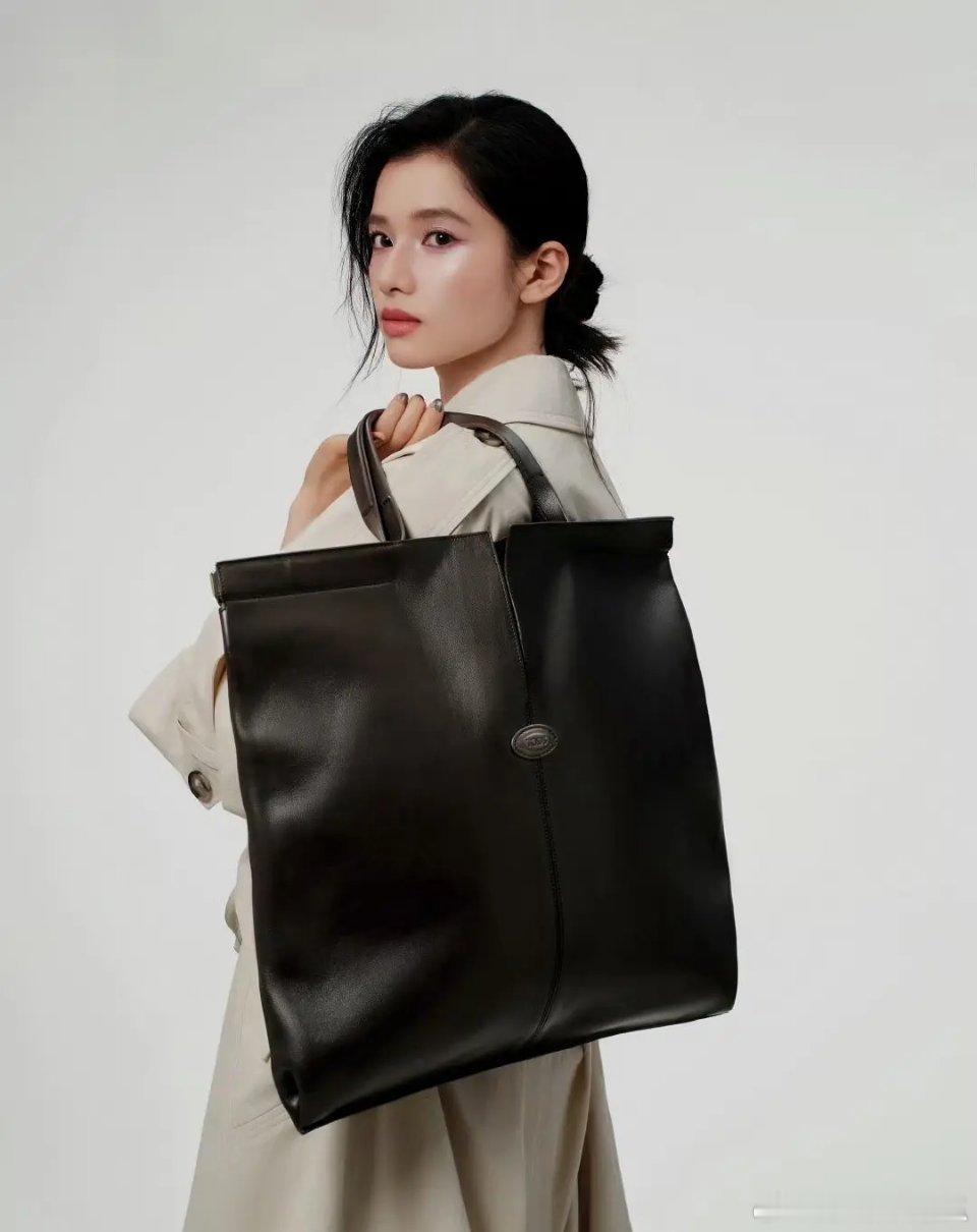 张婧仪卖包的表现力还是不错的 ​​​