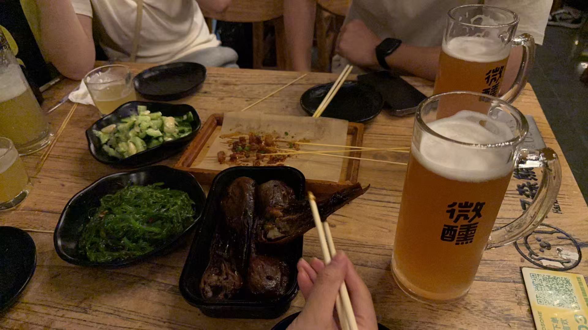 别苦着脸了，喝一杯吧.jpg ​​​