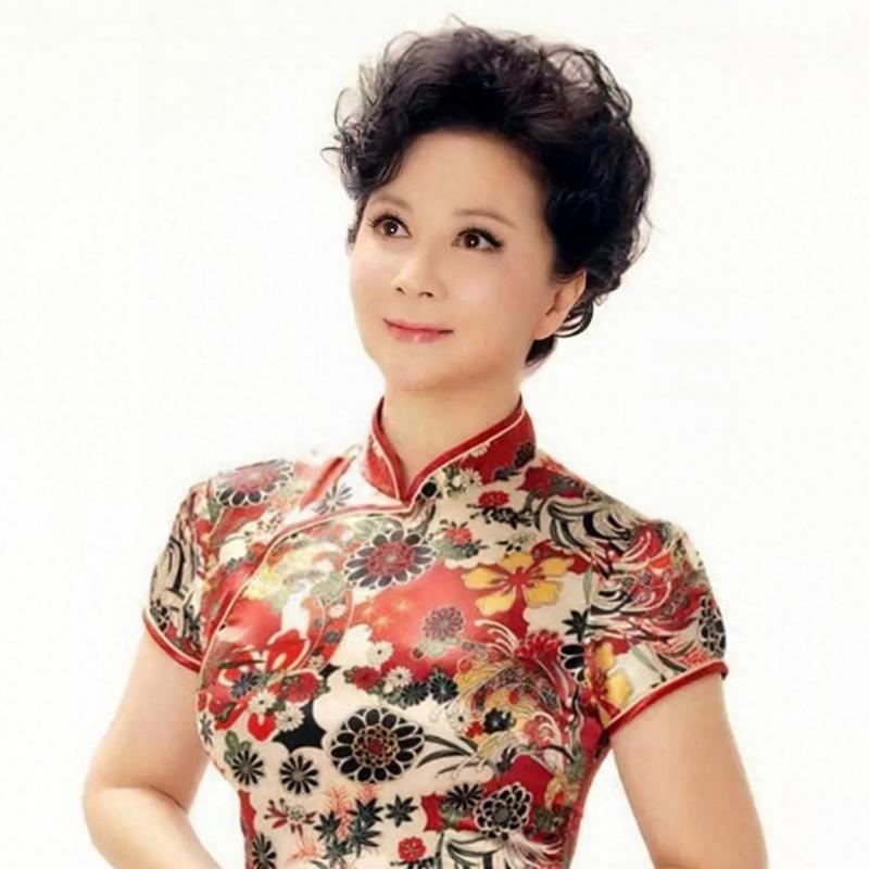 在春晚官方13日发布的最新视频中，蔡明时隔七年再度亮相，与“喜人”演员王天放及机