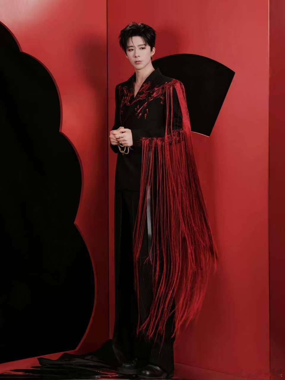 刘宇宁红痕一抹侠义千秋刘宇宁流苏西装刘宇宁流苏西装，红痕一抹侠义千秋， ​​​