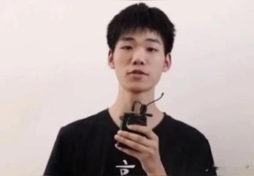 寒窗苦读终得硕果，江门学子伍丁睿交出惊艳高考答卷。694分的优异成绩，足以叩开清