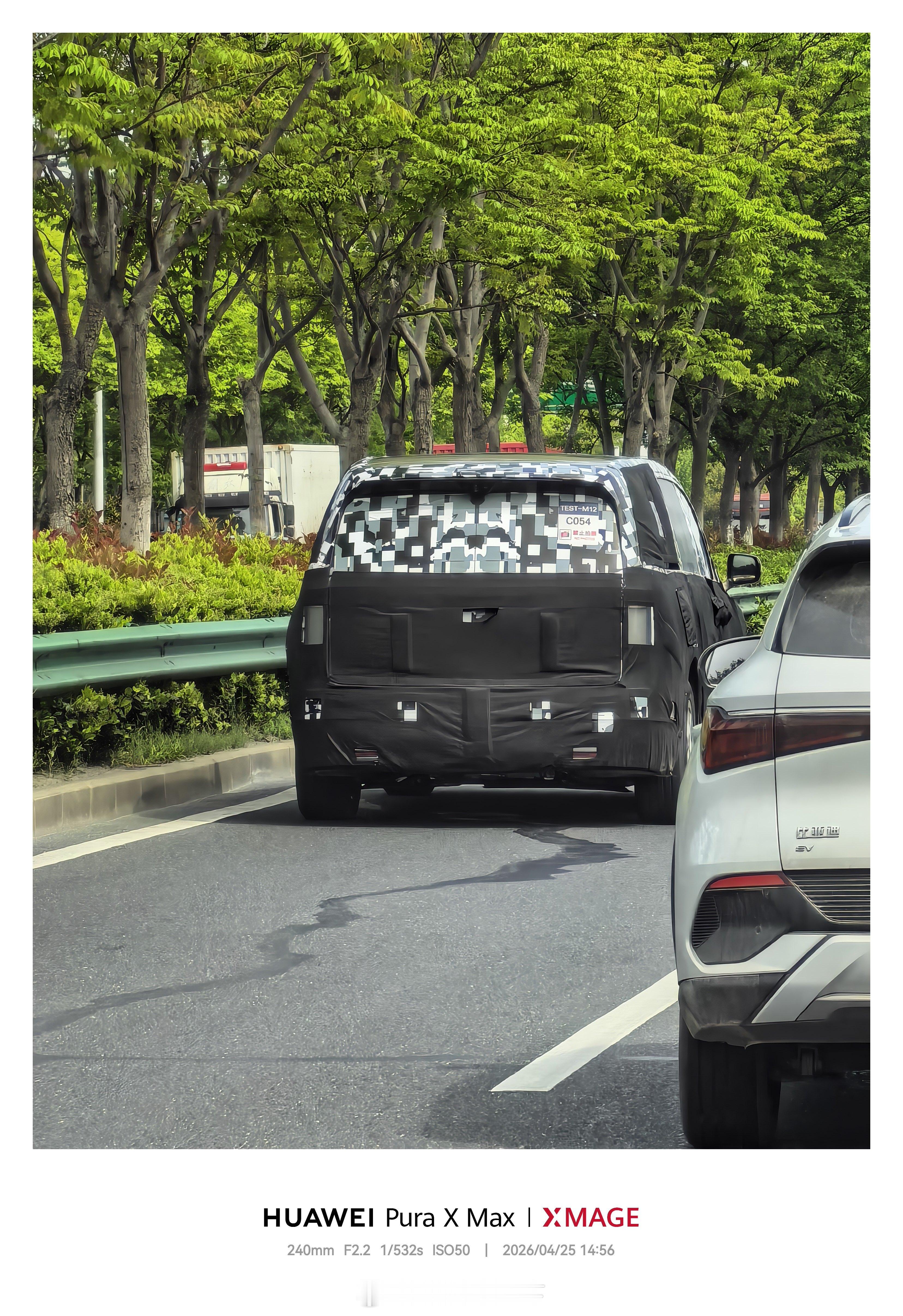 有钱的老爷们，今年可供选择的百万级车是真多啊，尊界的MPV我都看到测试车好几次，