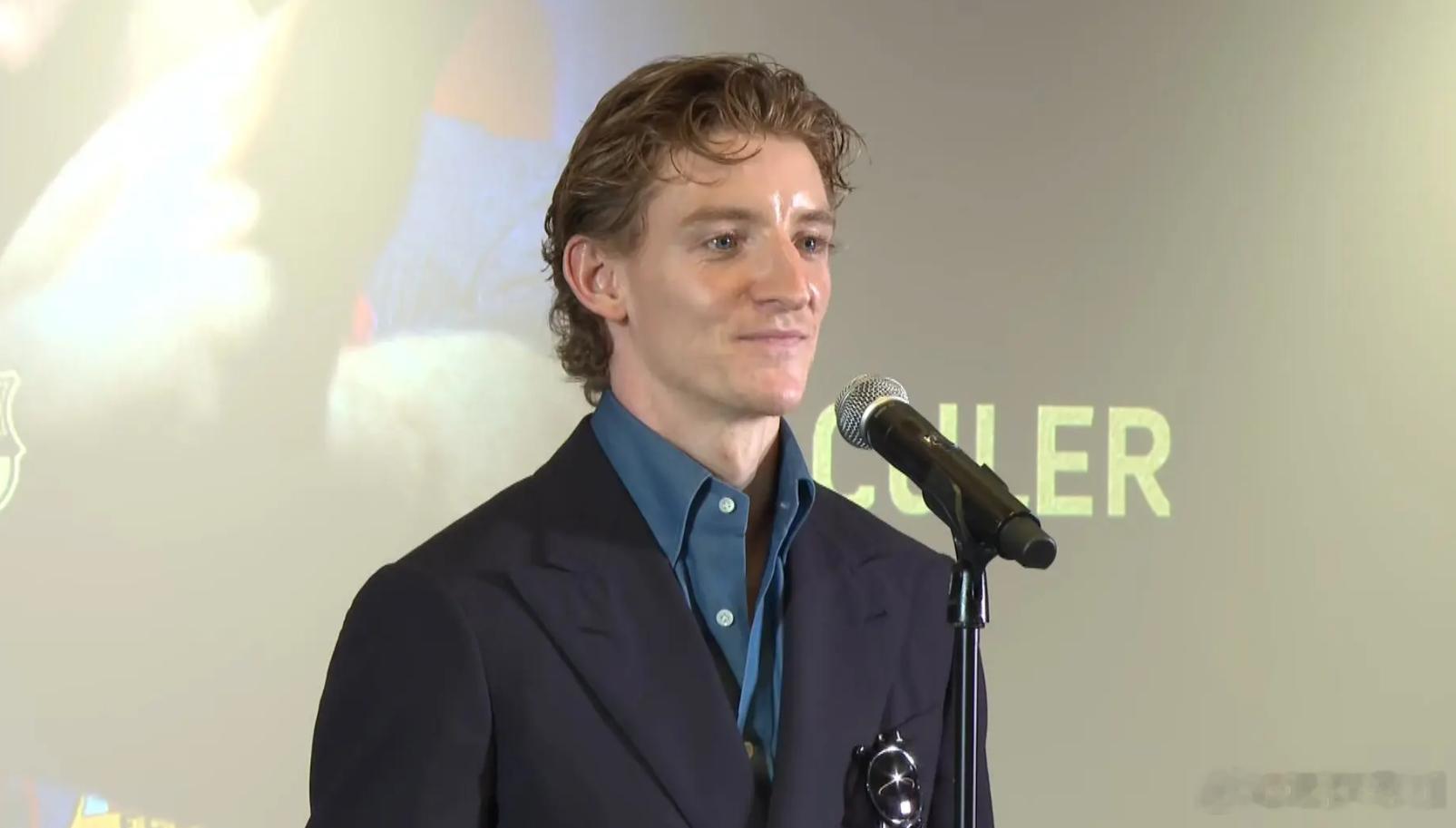 两年西班牙语！这就是戈登对巴萨的真心戈登对巴萨的向往绝非一时兴起。据透露，他已经