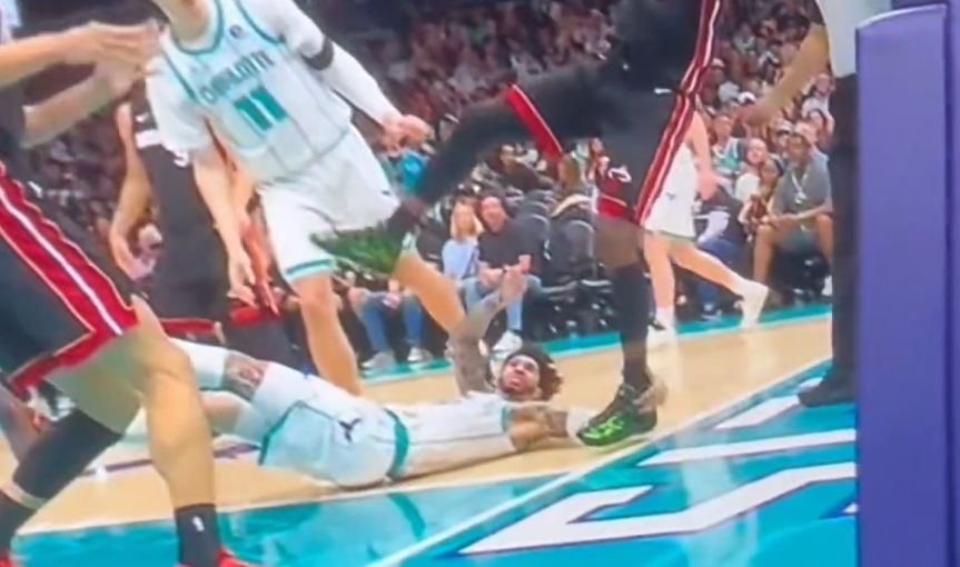 主材扎克·扎尔巴解释三球拉倒阿德巴约漏吹。“当时没有响哨，球权转换，对手快攻了。