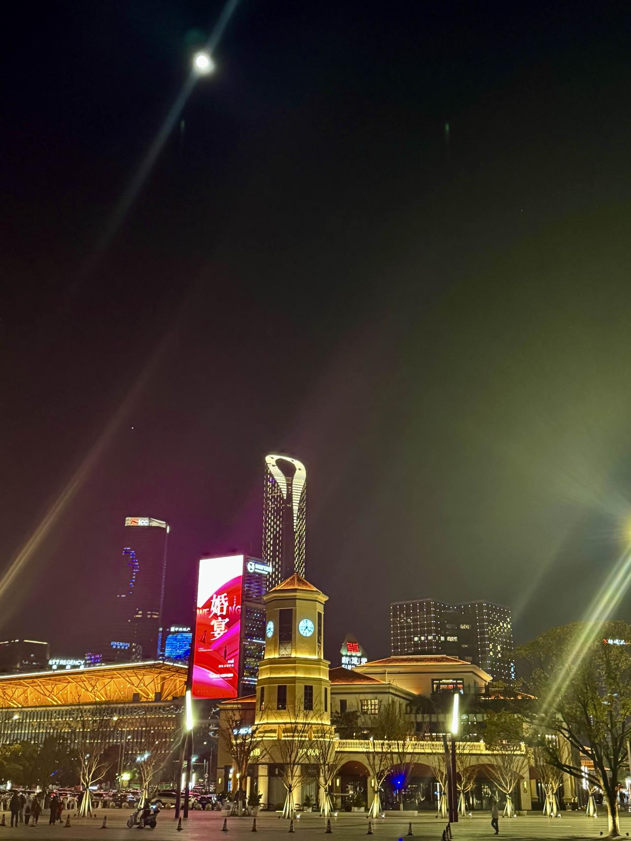 分享你随手拍的风景金鸡湖畔的月光码头，是苏州藏在夜色里的温柔。橘红欧陆建筑映着粼