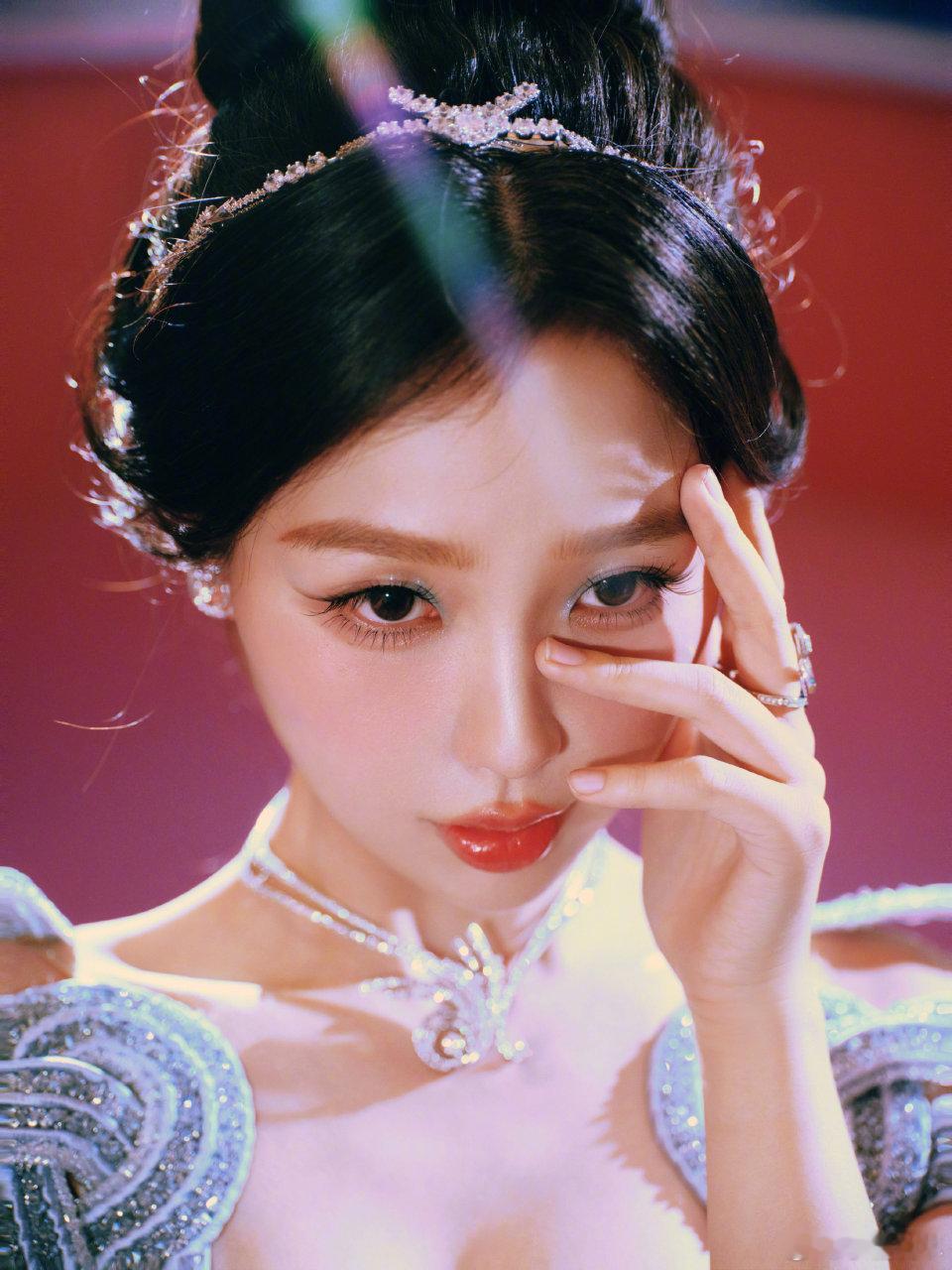 明星W盛典造型图虞书欣w盛典公主裙 好美啊，真的像童话里走出来的小公主一样，期待