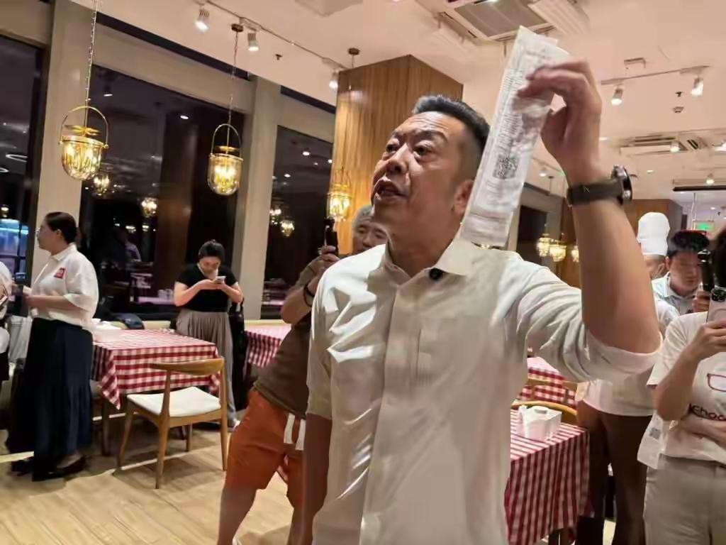 罗西大战白热化！西贝开后厨出专属菜单，前员工曝细节
 
家人们！罗永浩9月10日