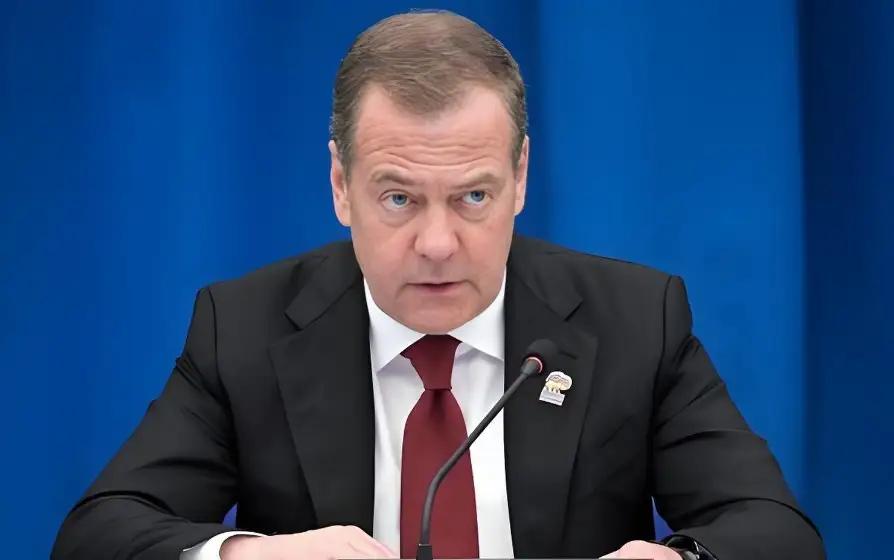 梅德韦杰夫威胁绑架德国总理后续来了，默茨已表态：乌克兰将妥协！
 
2026年新