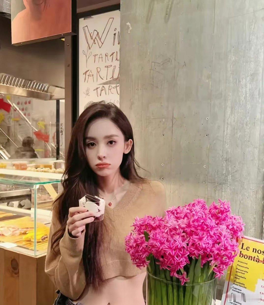 古力娜扎，逛甜品店狂秀小蛮腰，心存感恩，所遇即温柔 ​​​