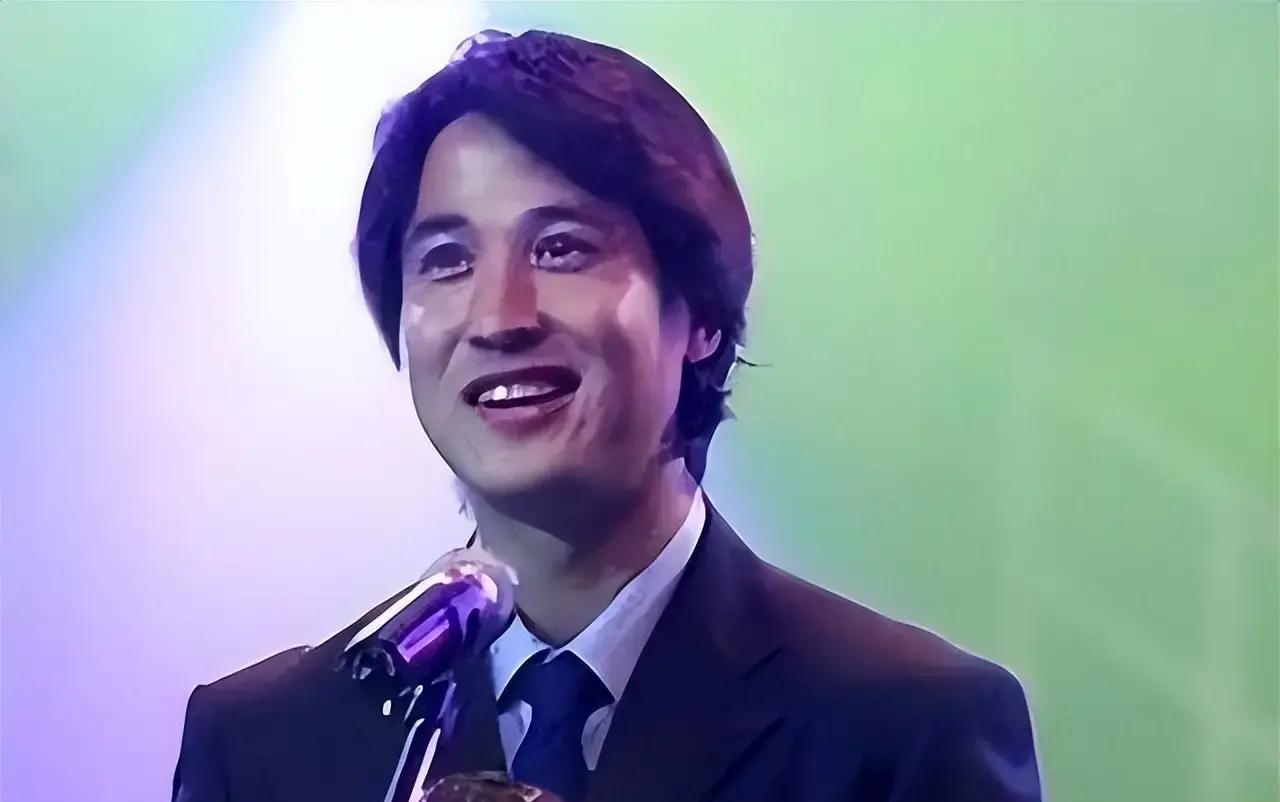 18岁小将祁宏长相清秀、球风灵动，是95赛季申花隐藏人气王，堪称中国足坛最早“偶