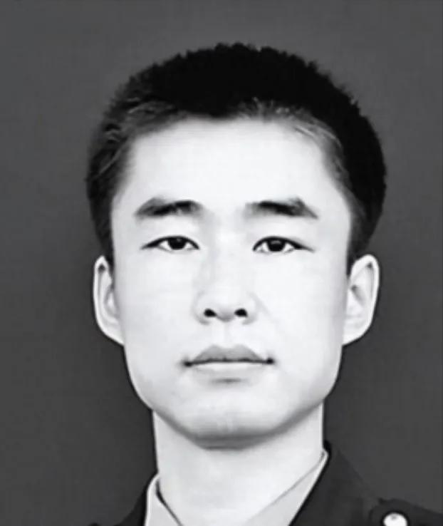 2012年，山东一名军人请假回家，但迟迟不见归队，上级领导打过去电话询问，三岁的