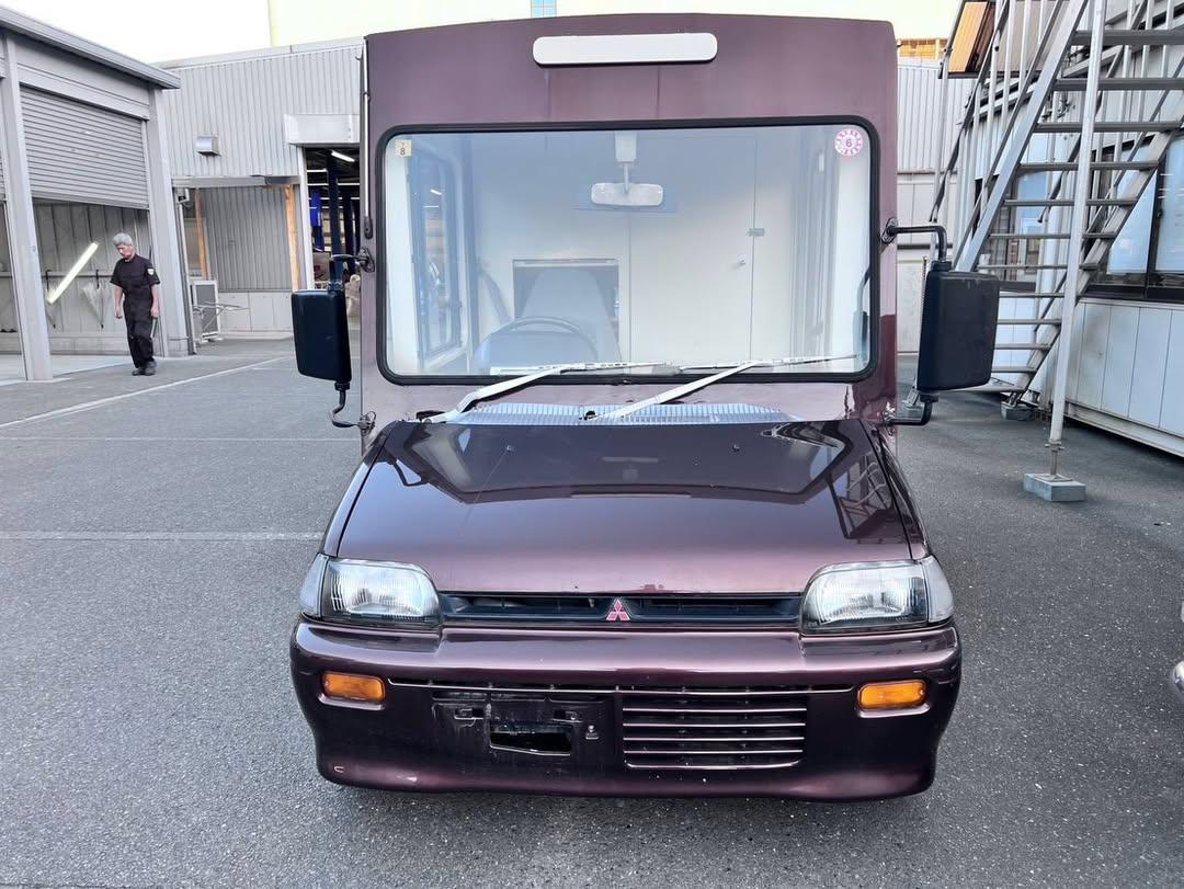 这款三菱 Minica Walk-Through Van（走入式面包车）是日本K