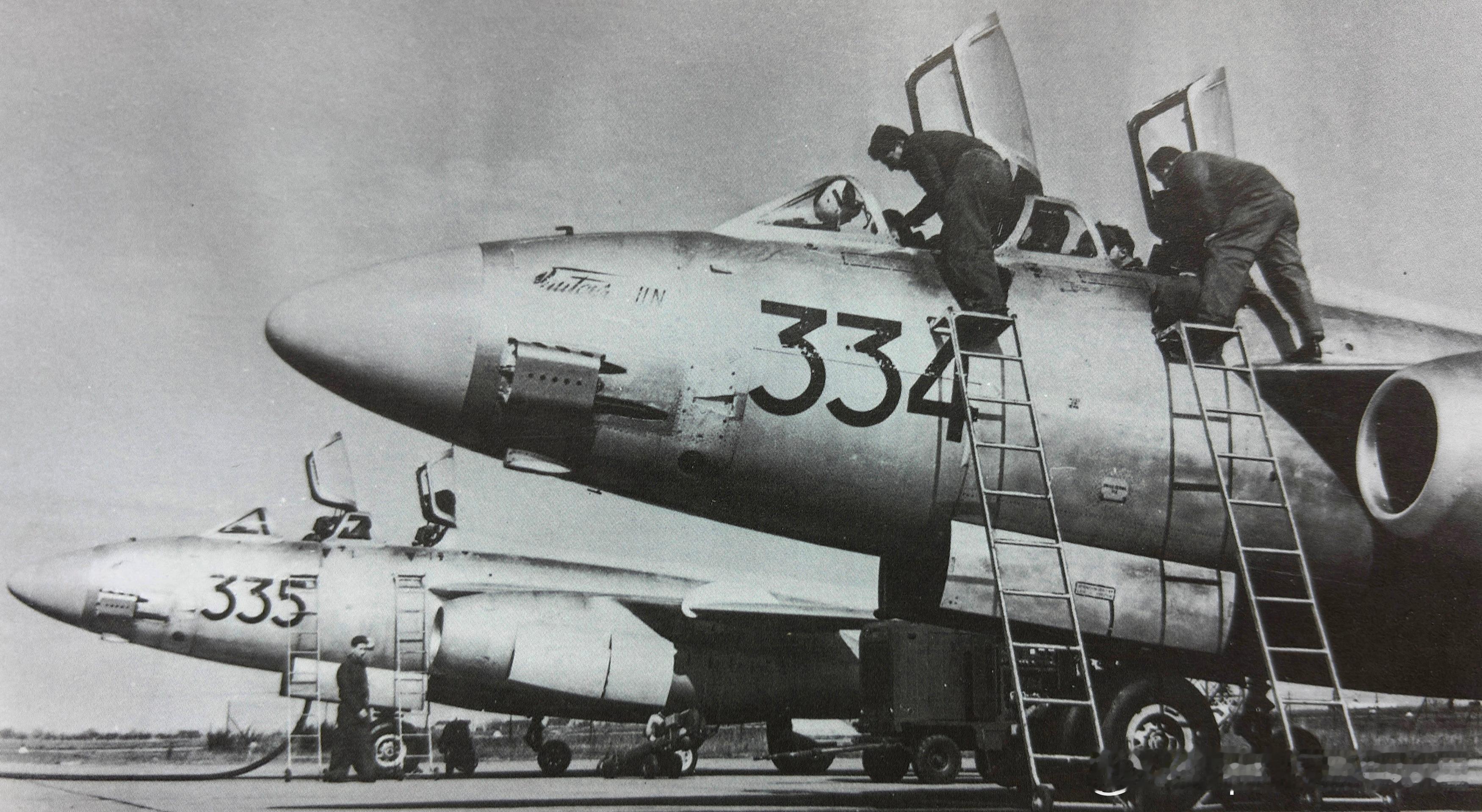 法军第6和第30战斗机中队装备的Vautour秃鹰IIN双座全天候攻击轰炸机，机