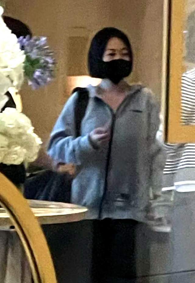 小在韩国被偶遇，状态不佳引起网友关注。贾永婕表示小正在努力调整状态，家需要时间来
