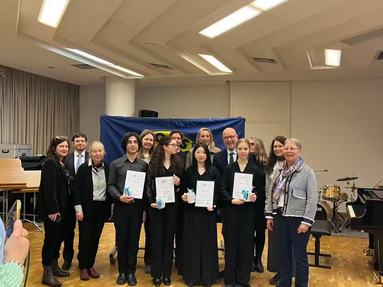 4月12日，比利时布鲁塞尔传来捷报：中国青年钢琴家范曾玥在Merci Maest