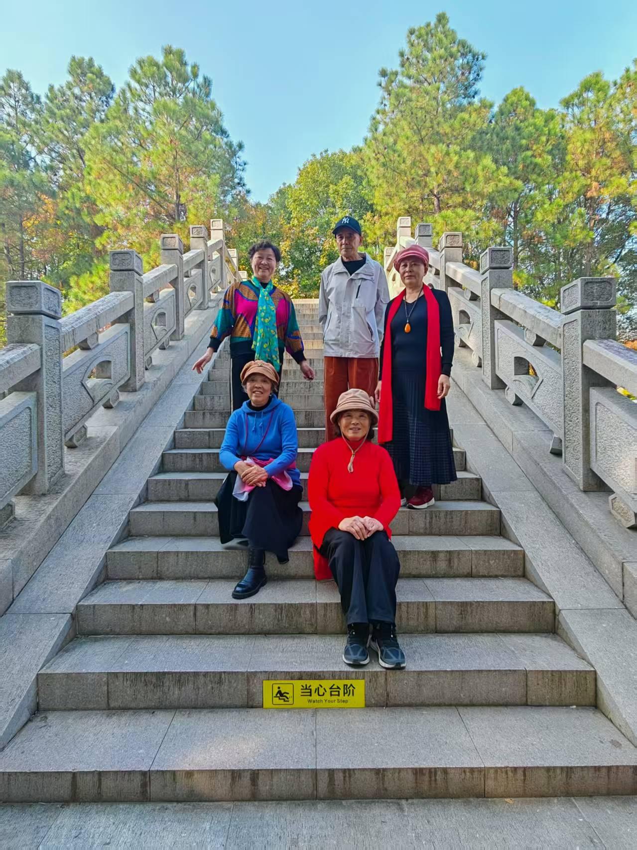 白天来到了十里斜塘风景区。杉树还没有红，走到那座新石桥，拍视频拍照片。在网上想有