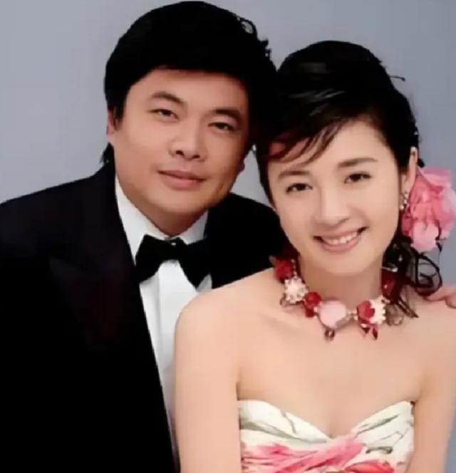 2004年，亿万富翁丁健对妻子说：“给你一个亿，离婚吧，我爱上别人了”，可妻子抱