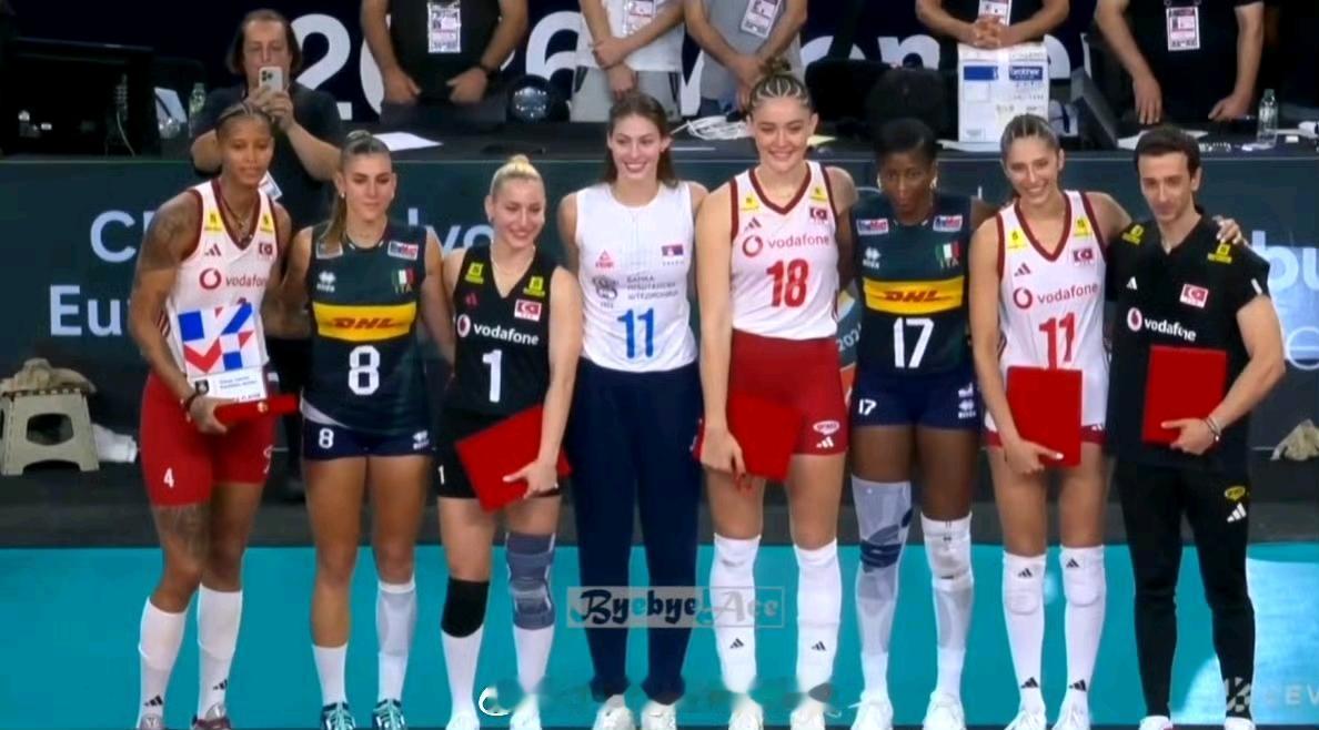 随着女排欧锦赛的结束，最佳阵容也随之出炉！瓦尔加斯包揽MVP+最佳接应。
 
2