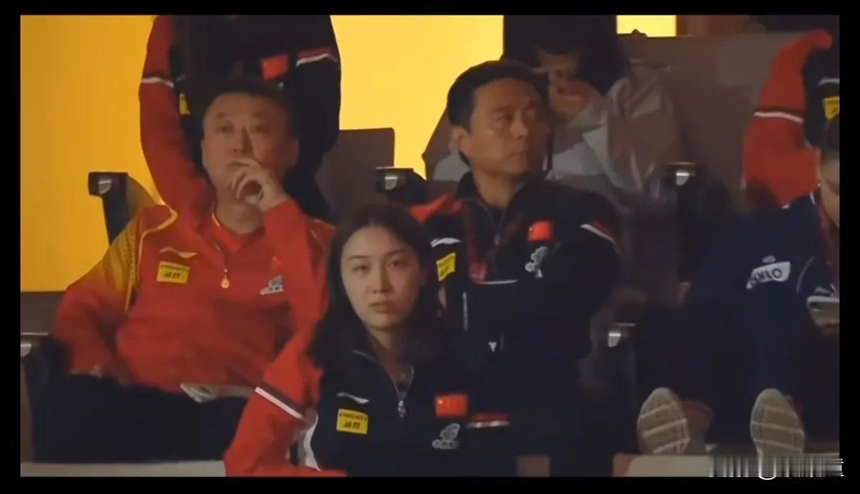 谁不想有这样的松弛感！
多哈女单决赛，王励勤与邱贻可坐在看台，喝着水，一边聊天，