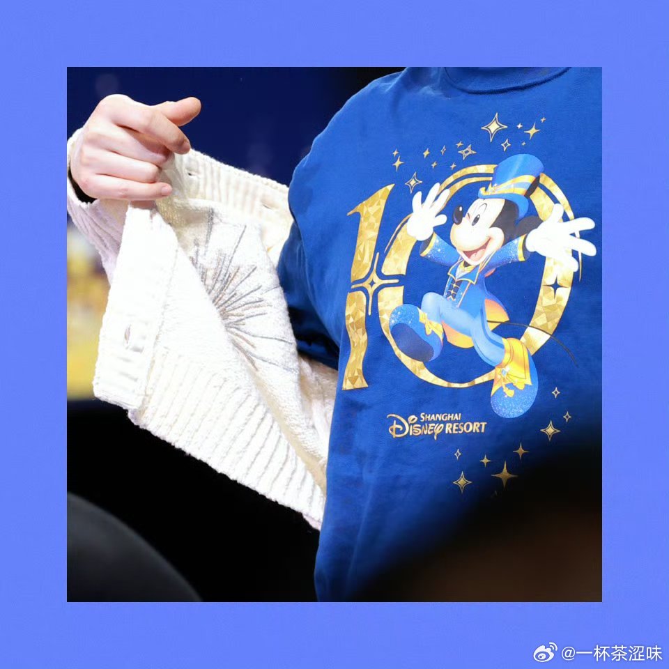 15:50左右关注直播老大穿着蓝色米奇衣服刘宇宁奇妙在身边上海迪士尼10岁生日摩