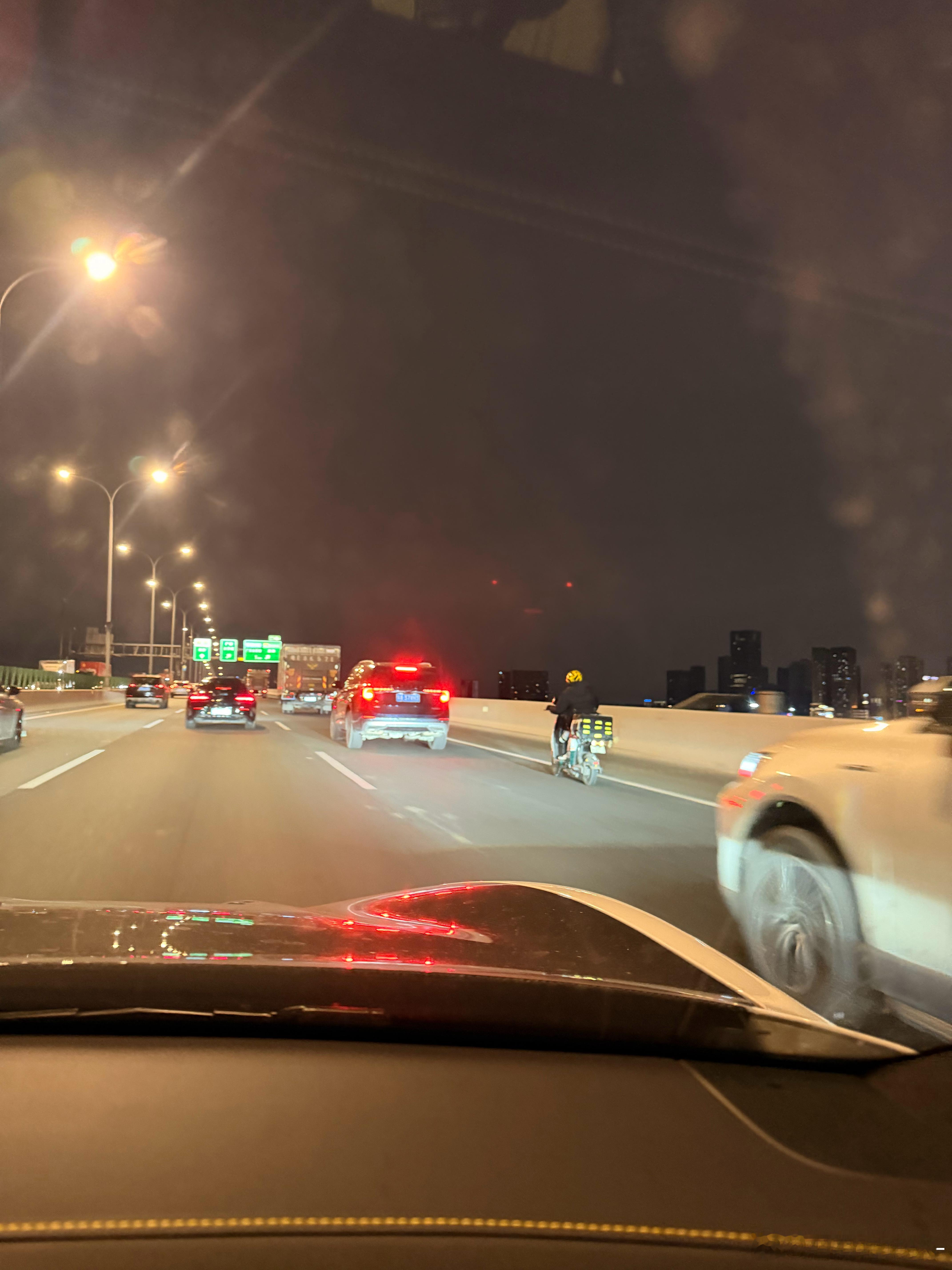 您好，您的骑手正在“高速”配送中分明刷了ETC后高速上飞驰时与美团骑手小电驴并驾