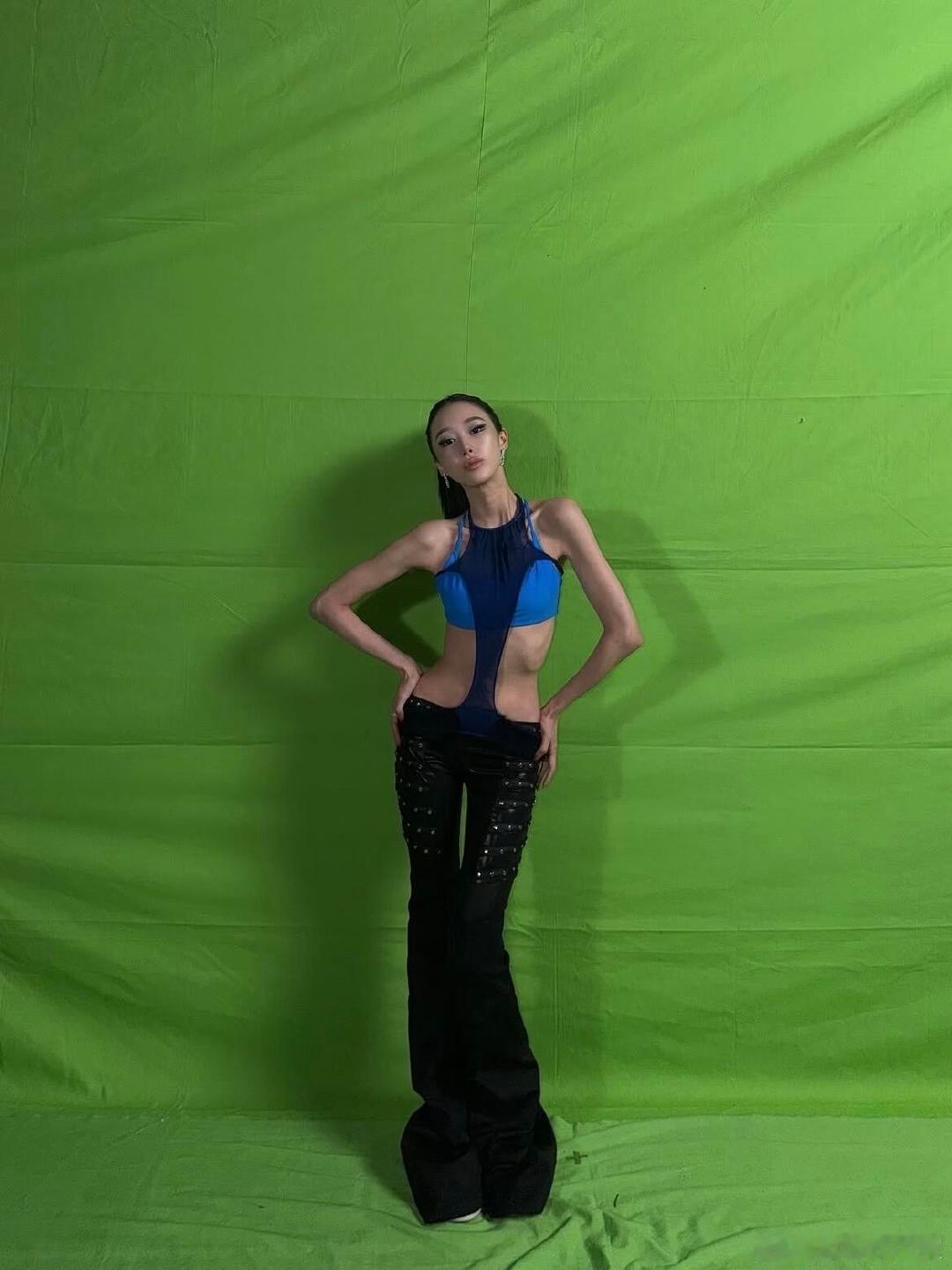 giselle肋骨好明显现在娱乐圈对身材的要求也太离谱了，我都替她喘不过气。gi