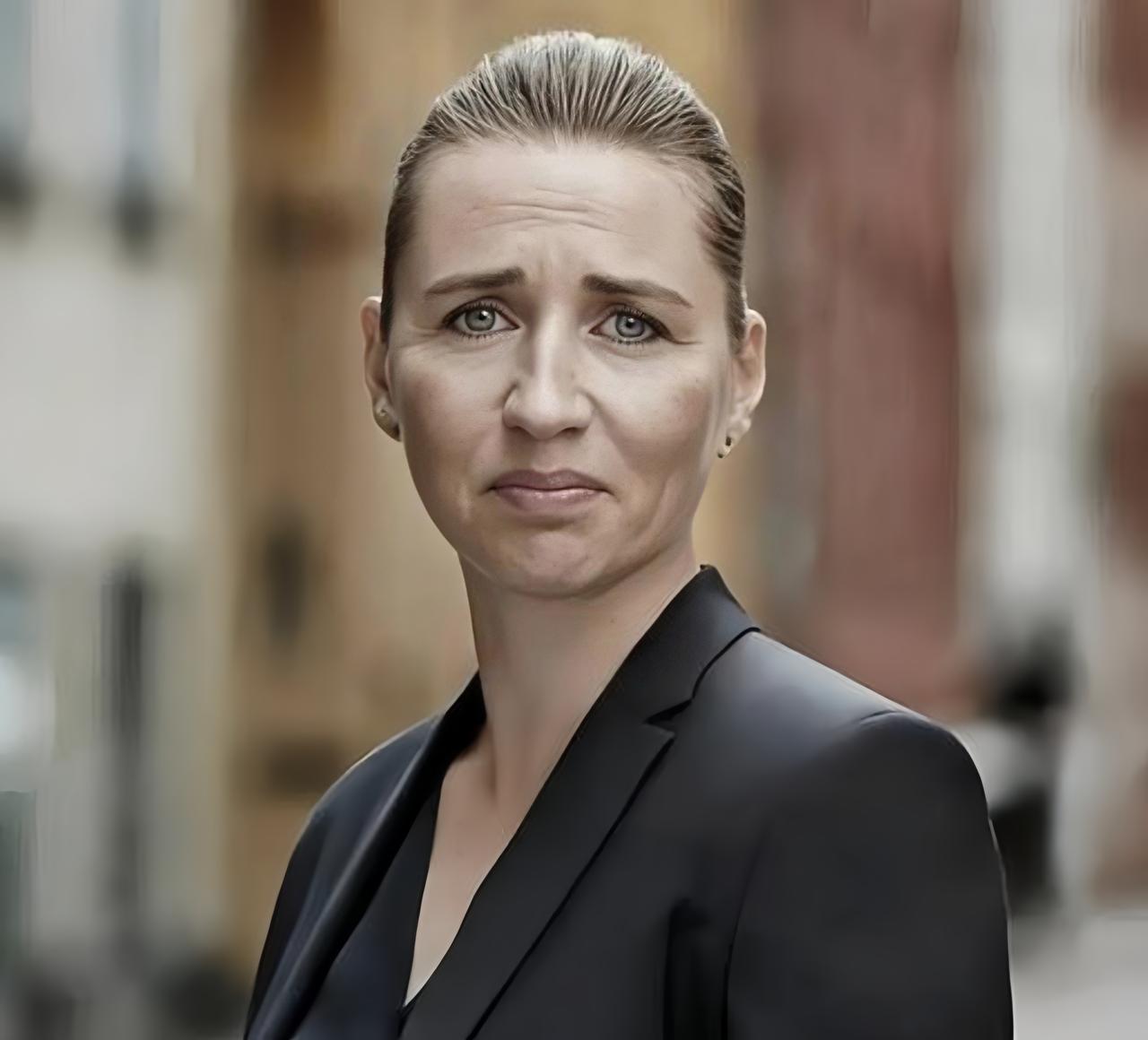 就在昨天
丹麦外交大臣拉斯穆森与格陵兰岛外交部长维 Vivi an·莫茨费尔特，