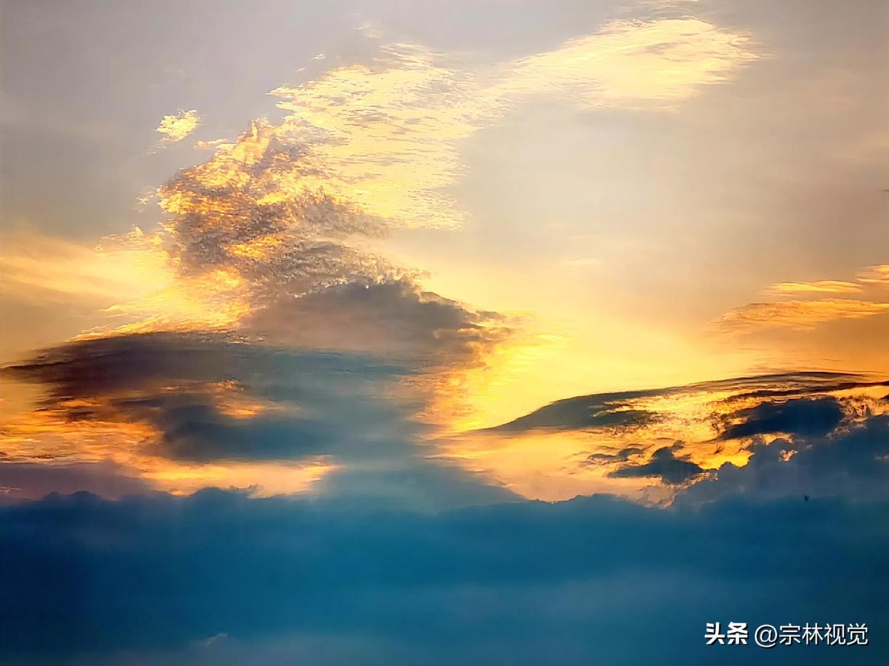 西部摄影 手机摄影 抬眼凝望天际变幻的云霞，才读懂“静观其变”独有的意趣。落日把