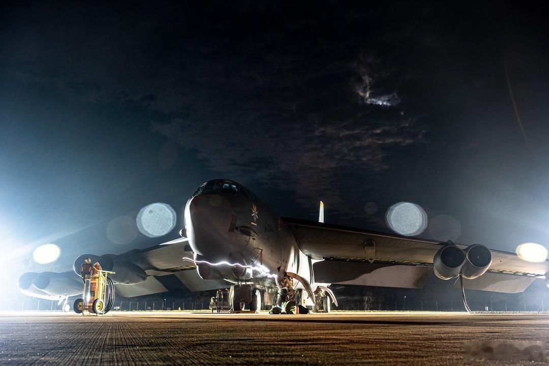美国空军的波音B-52 同温层堡垒战略轰炸机在费尔福德空军基地。2025年2月1