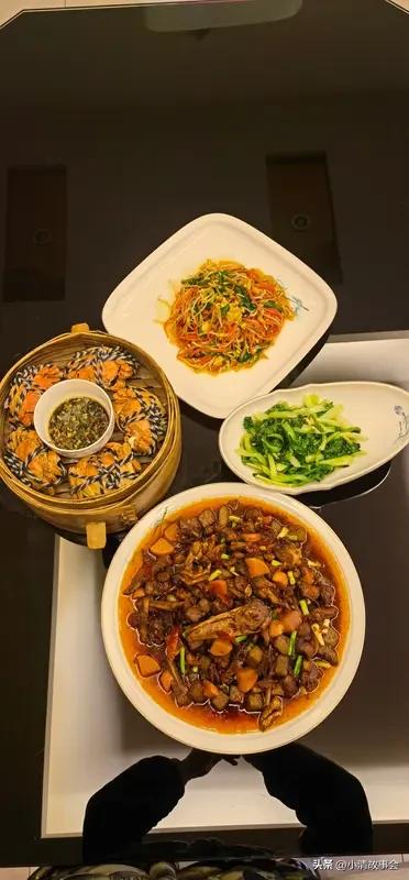 今日晚餐美食来啦！想清淡不胖，一套好选择是主食选小米粥或杂粮饭，主菜在清蒸鸡胸肉