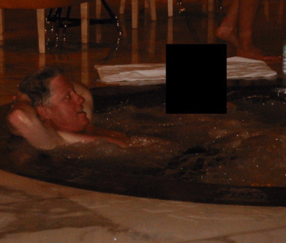 克林顿泡澡。（池子里的女性打码）克林顿游泳。（和Maxwell）克林顿搂搂。热点