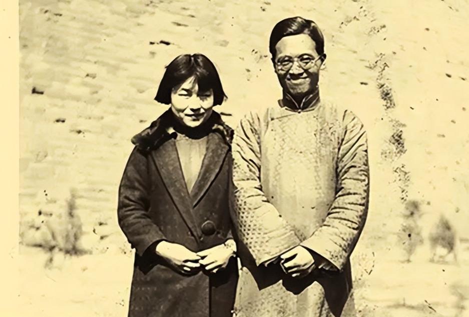 1998年，钱钟书和女儿相继去世，88岁的费孝通迫不及待对杨绛展开了追求。杨绛知
