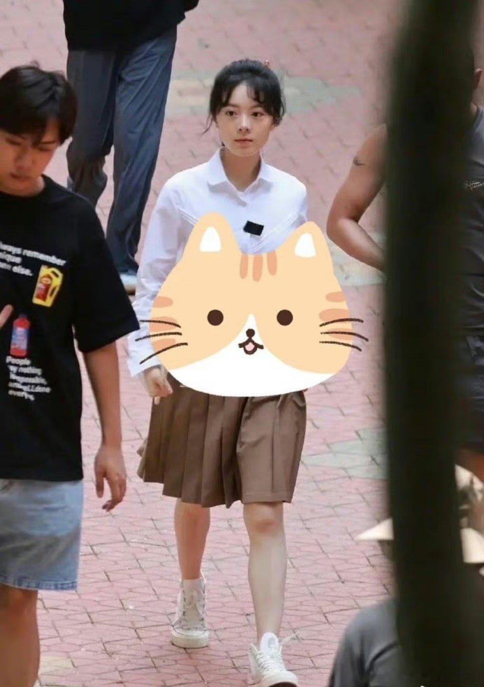 同样都是半身裙，为什么赵今麦看上去比刘浩存土那么多 ​​​