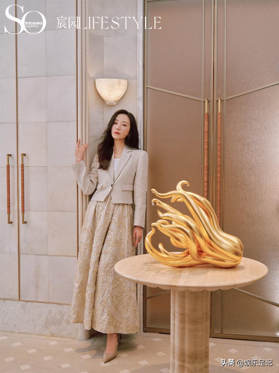 空间如一面温柔的镜子，照见人在其中的舒展与静定。在温润克制的色调里，演员@韩雪 