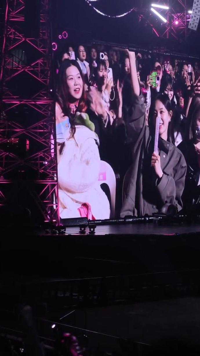 李一桐现身汪苏泷演唱会  汪苏泷演唱会，捉住一个可爱的李一桐~ 