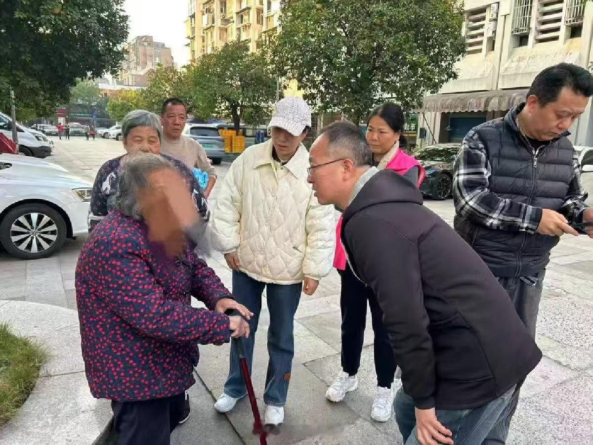 宁波社工暖心相助九旬老人平安归家 11月26日下午，宁波海曙望春街道后塘河社区网