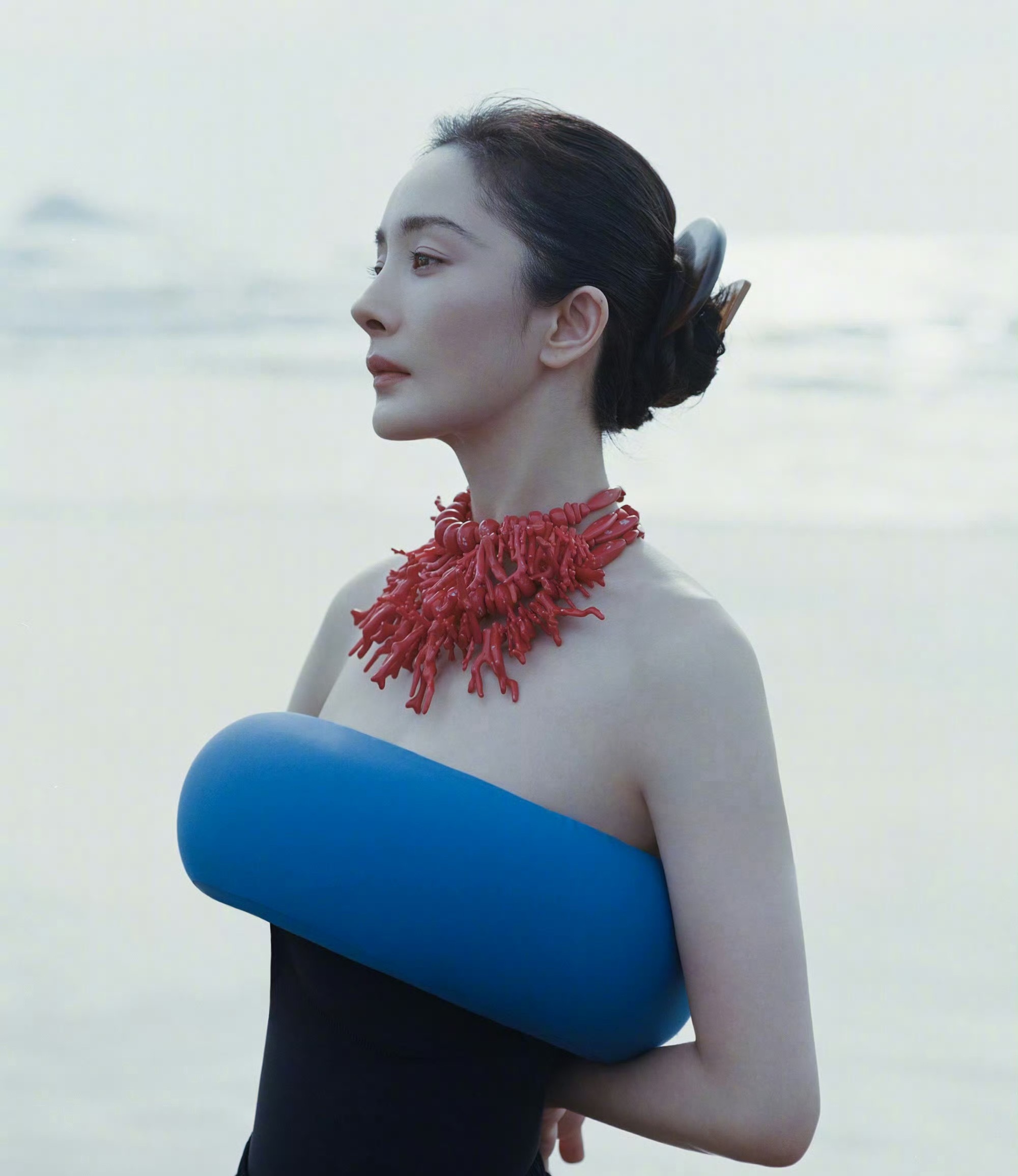 杨幂 你看又一个拍婚纱的杨幂海边女骑士vogue大片🈶，表现力好🐮！ 