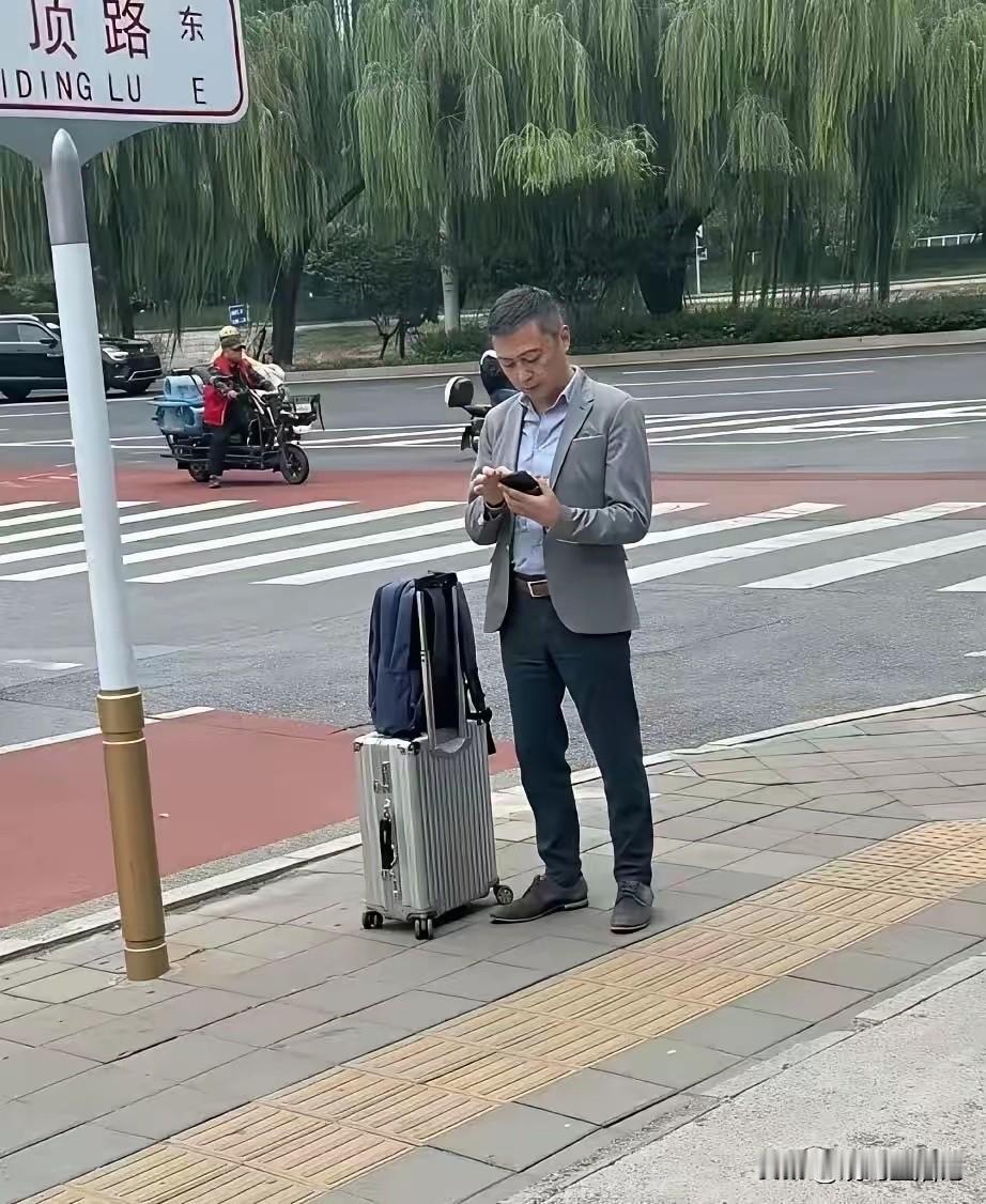 等车的男人