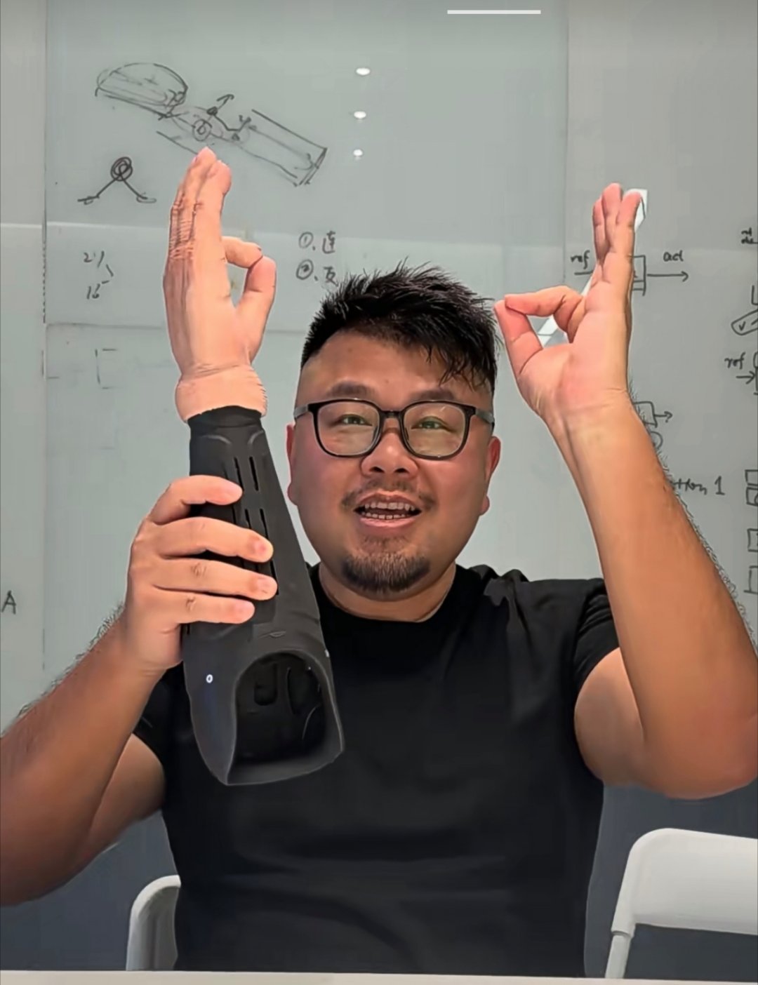 脑机接口强脑科技最近的两大进展突破——1，和真实皮肤一样的假手，可以让残疾人忘了