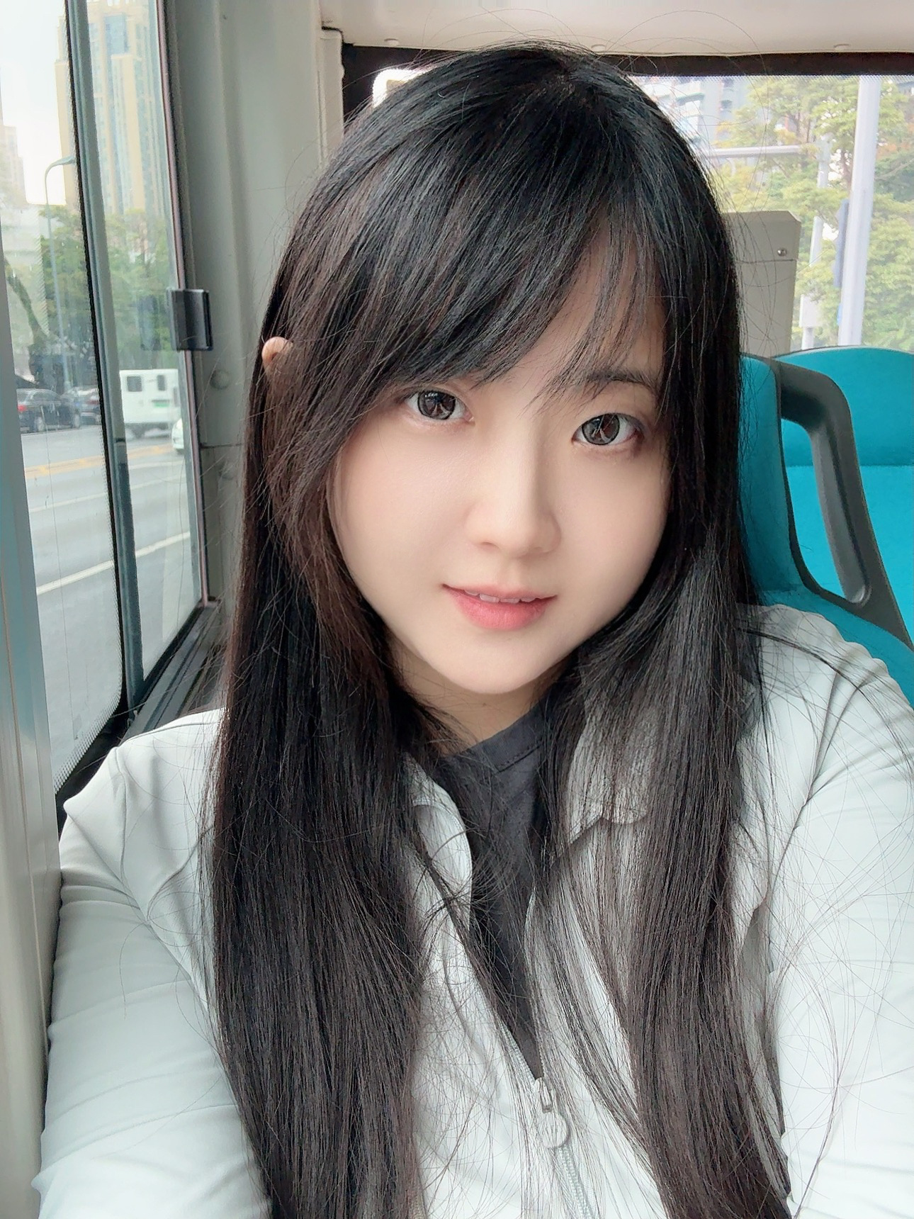 真的太喜欢不赶时间不开车然后坐坐家附近的公交车了，车上人也很少，还是铃停巴士，也