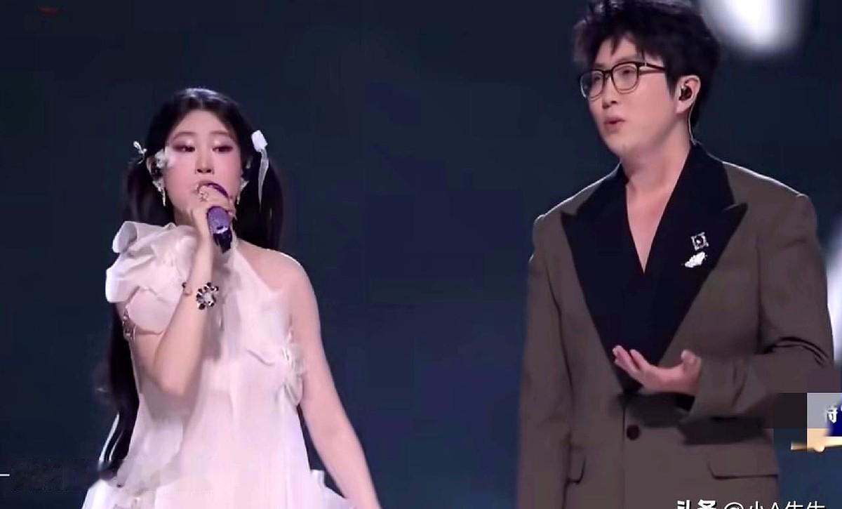 看似简单的舞台，背后隐藏的是真人真唱的压力和成长。

沈佳润在跨年演唱会上的表现