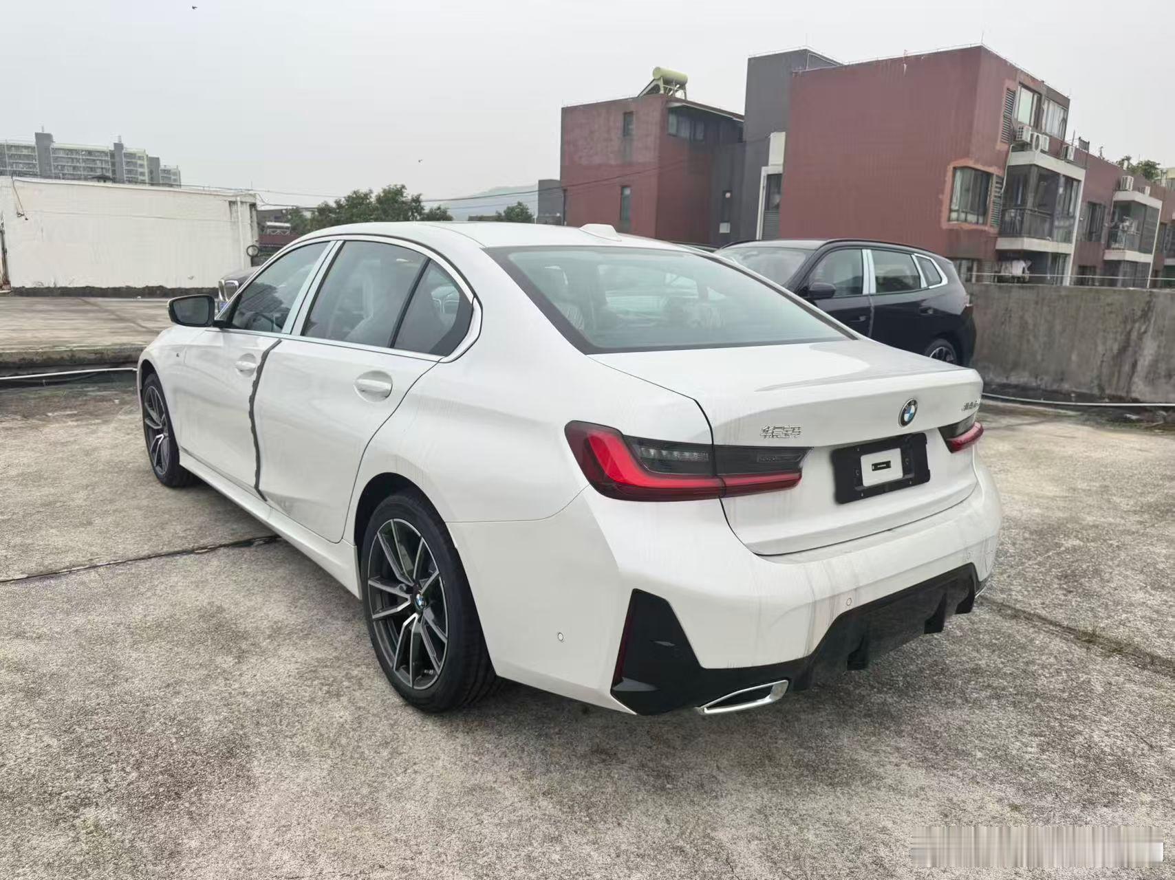 宝马3系 白红325i   258000白红 185,470325Li  278