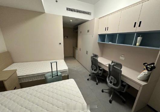 京东实习生晒免费住的公寓，刘强东说到做到了。  