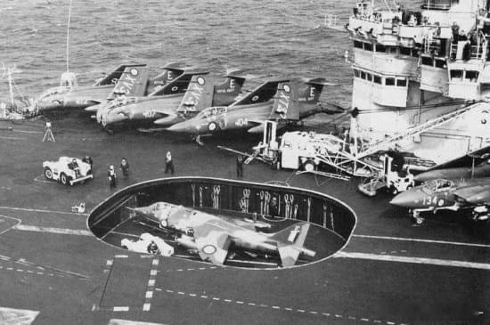 新旧交替：在鹰号航母上进行测试的海鹞GR1，摄于1970年3月。#军事历史全触达
