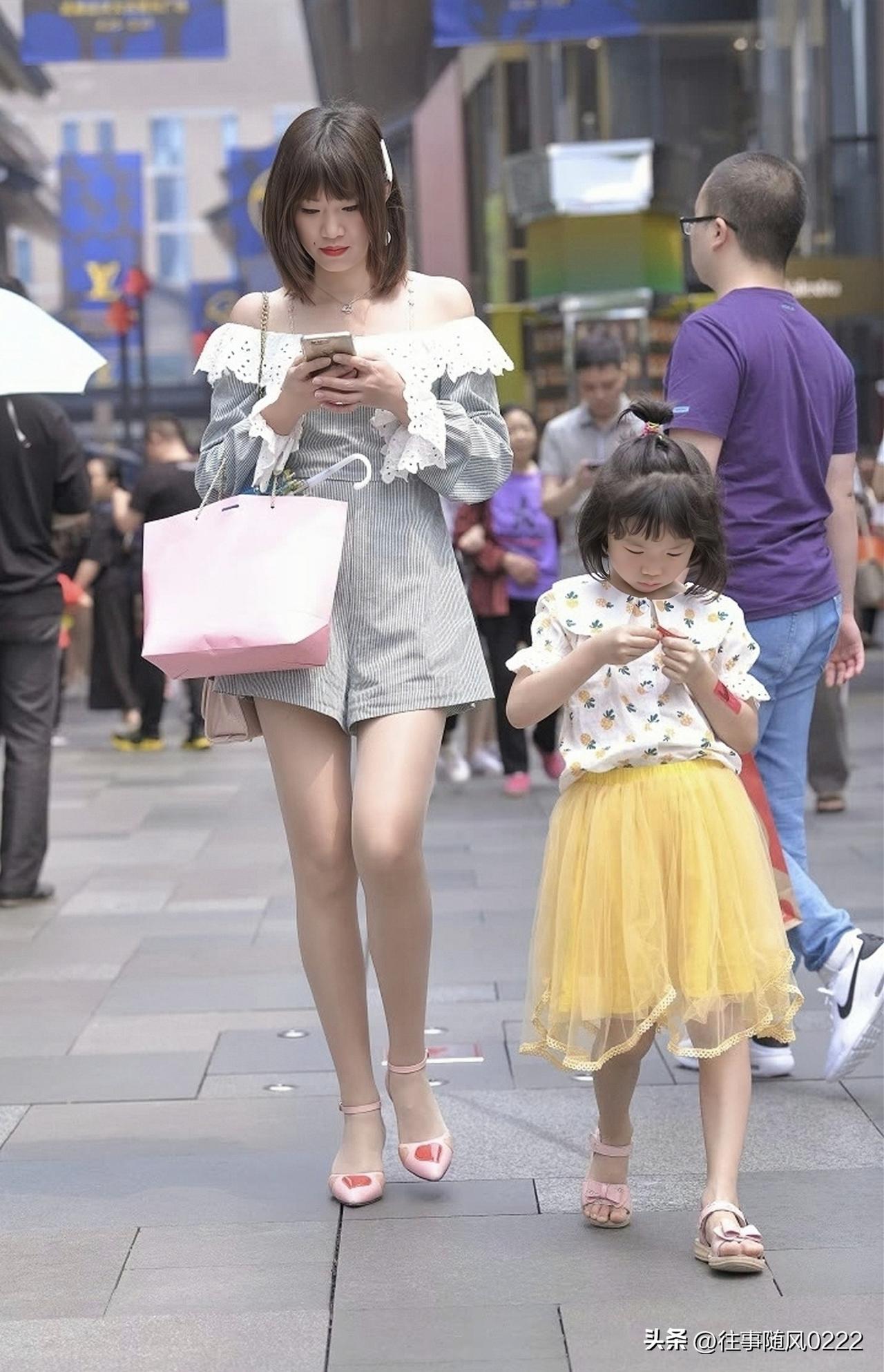 时尚母女街头漫步，甜美穿搭引人注目